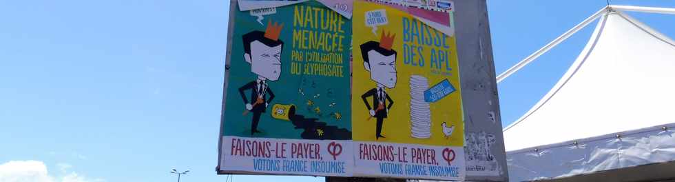 25 novembre 2018 - St-Pierre - Affiches LFI au rond-point de la Balance