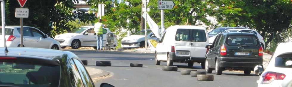 30 novembre 2018 - St-Pierre - Barrage plus ou moins filtrant au rond-point de la Balance