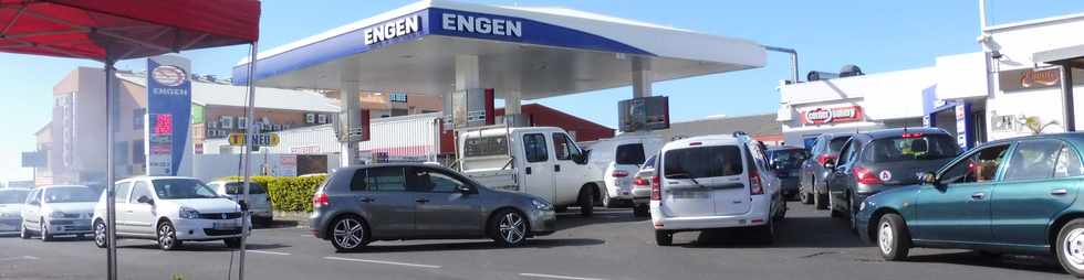 2 dcembre 2018 - St-Pierre - Ligne Paradis  - File d'attente de vhicules  la station Engen