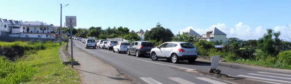 2 dcembre 2018 - St-Pierre - Ligne Paradis  - File d'attente de vhicules  la station Engen