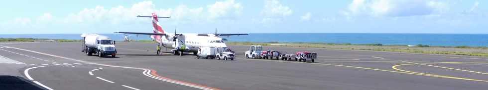 2 dcembre 2018 - St-Pierre - Aroport de Pierrefonds  -   ATR72 d'Air Mauritius au parking