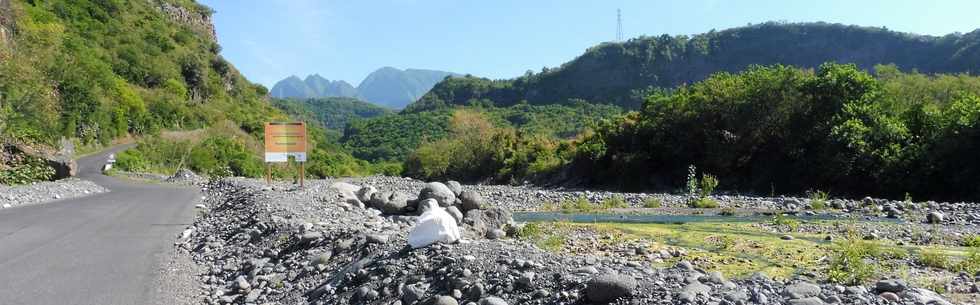 5 dcembre 2018 - Bras de Cilaos - Travaux sur le radier du Ouaki - Pose de cadres -