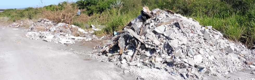 9 décembre 2018 - St-Pierre - Pierrefonds - Décharge sauvage dans la rivière St-Etienne - Tri des déchets