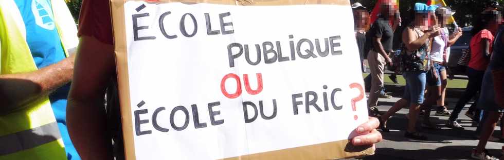 19 mars 2019 - St-Pierre - Dfil de l'intersyndicale CGTR-FO-FSU-SAIPER et retraits de la fonction publique