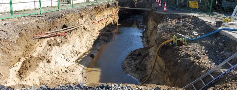 4 avril 2019 - St-Pierre - Travaux rue du Port - Pompage de l'eau de mer