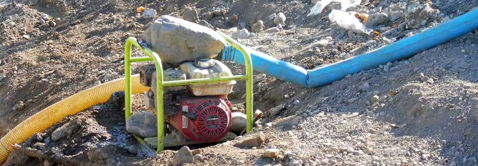 4 avril 2019 - St-Pierre - Travaux rue du Port - Pompage de l'eau de mer