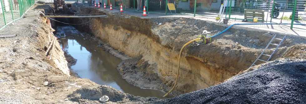 4 avril 2019 - St-Pierre - Travaux rue du Port - Pompage de l'eau de mer