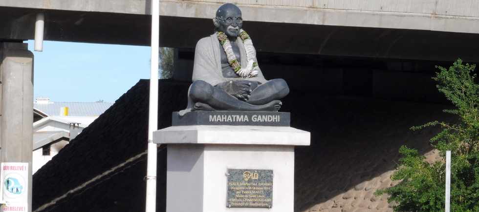 12 mai 2019 - St-Louis -   Statue de Gandhi