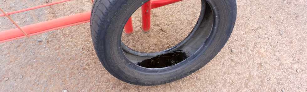 19 mai 2019 - St-Pierre -  Vieux pneu avec eau stagnante
