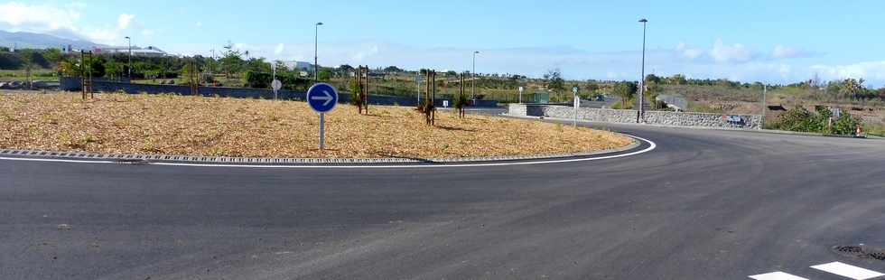 30 juin 2019 - St-Pierre - Pierrefonds - ZAC Roland Hoareau -  Rond-point entre ouest